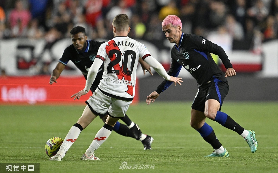 马竞众将庆祝胜利：终场哨响，球员们紧紧相拥，汗水和笑容交织，共同分享这场来之不易的客场凯旋。