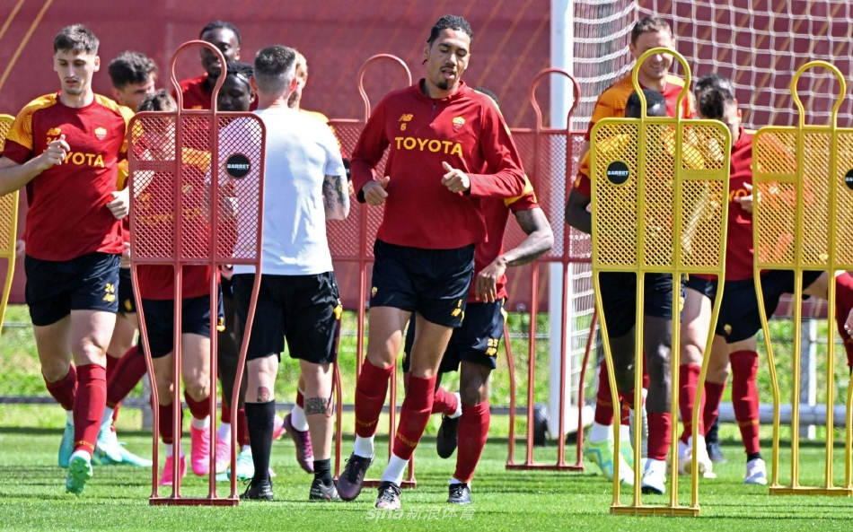 穆里尼奥神情专注地站在训练场边，双臂环抱，如一位统帅在决战前审视着他的军团，目光如炬，仿佛已穿透时空看到了比赛的每一步棋。