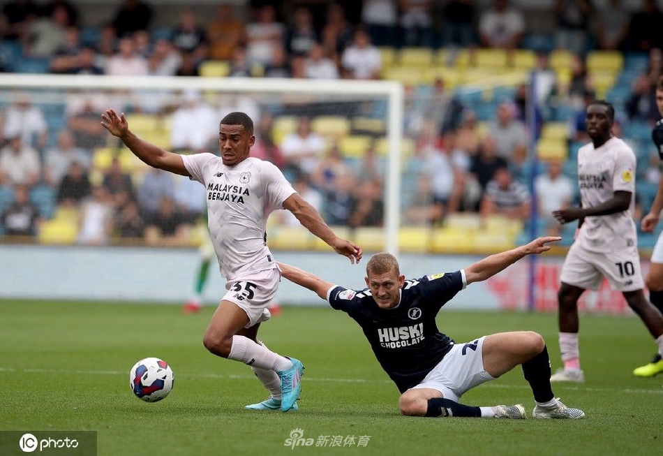米尔沃尔球员进球后张开双臂狂奔庆祝，背后是看台上沸腾欢呼的忠实球迷