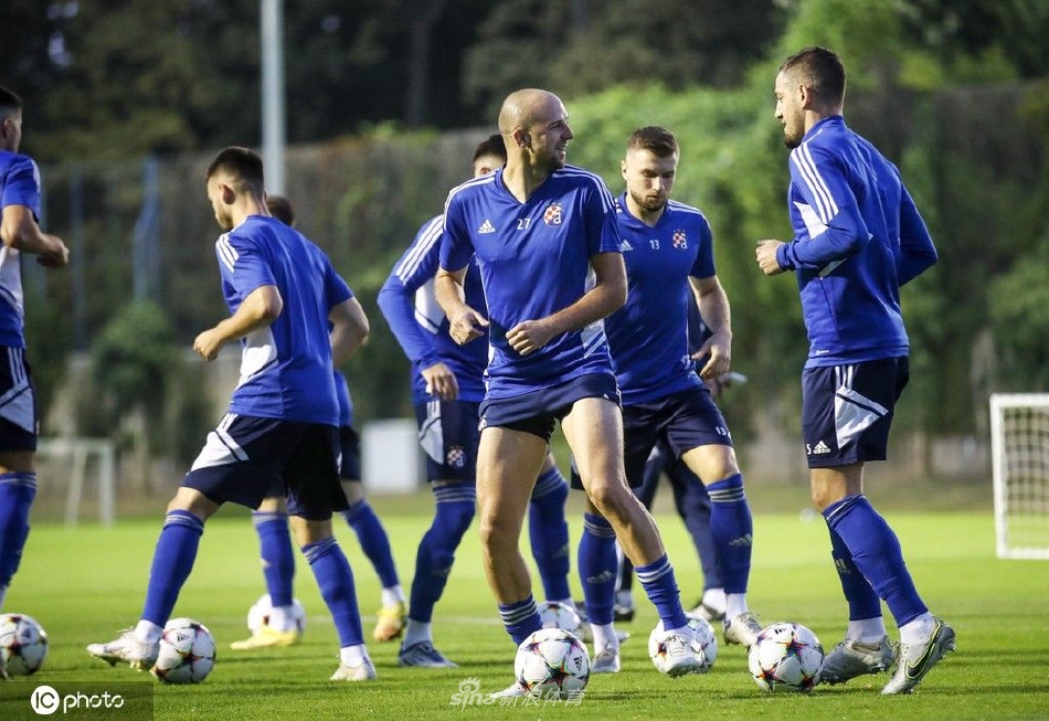 前锋在禁区边缘起脚怒射，皮球划出一道凌厉的弧线直窜网窝，彰显攻击手的犀利锋芒