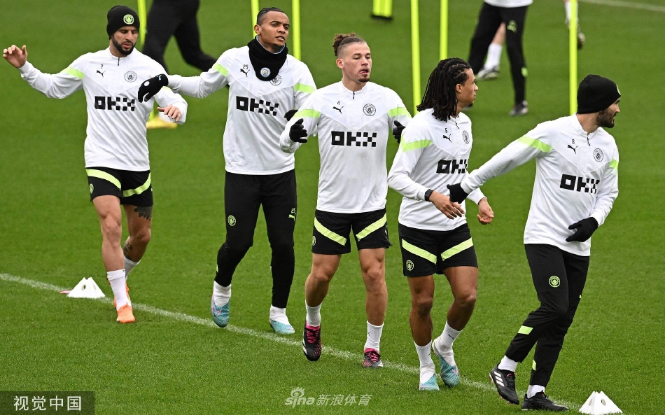 曼城全队进行战术合练，蓝色浪潮在绿茵场上勾勒出精密进攻阵型