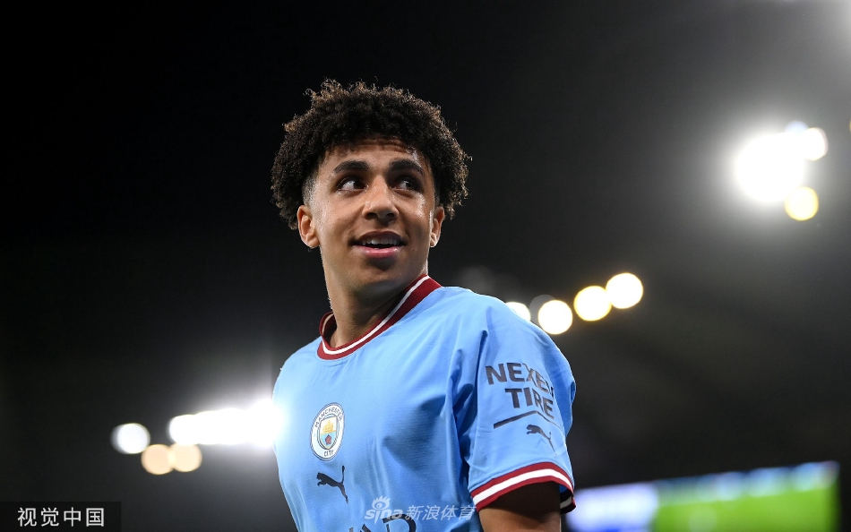 进球后的里科·刘易斯激动地奔向角旗区庆祝，脸上洋溢着难以置信的喜悦，这位17岁的少年在这一刻成为了伊蒂哈德球场最耀眼的明星。