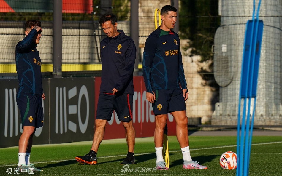 C罗进行高强度折返跑训练，肌肉线条分明展现顶级身体状态
