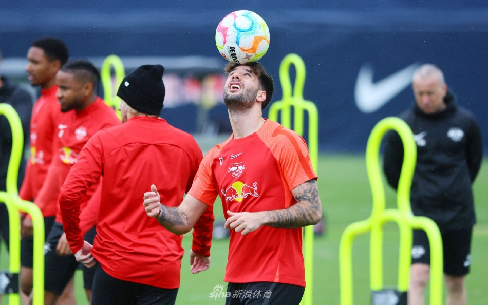 前锋在练习定点射门，皮球划出一道优美的弧线直挂网窝，他保持著射门后的跟随动作，姿态自信而果决。