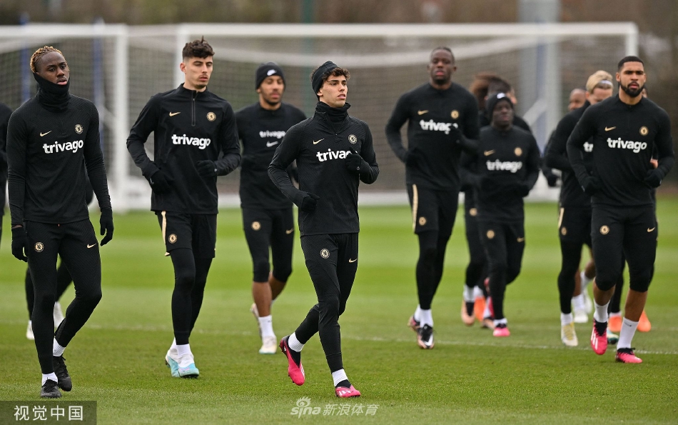 一名切尔西前锋在训练中拔脚怒射，足球如出膛炮弹般飞向球门，展现了球队亟需的进攻火力。