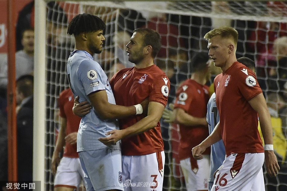 阿斯顿维拉老将阿什利·扬在进球后张开双臂激情庆祝，这记禁区外的世界波破门展现了他精湛的射术与关键时刻的大心脏。