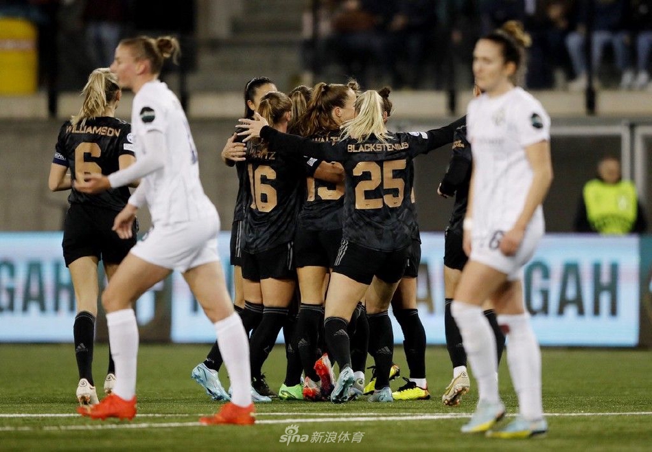 阿森纳队长金·利特尔坚定地站在点球点前，目光专注地望向球门，准备主罚这粒由她创造的进球机会。