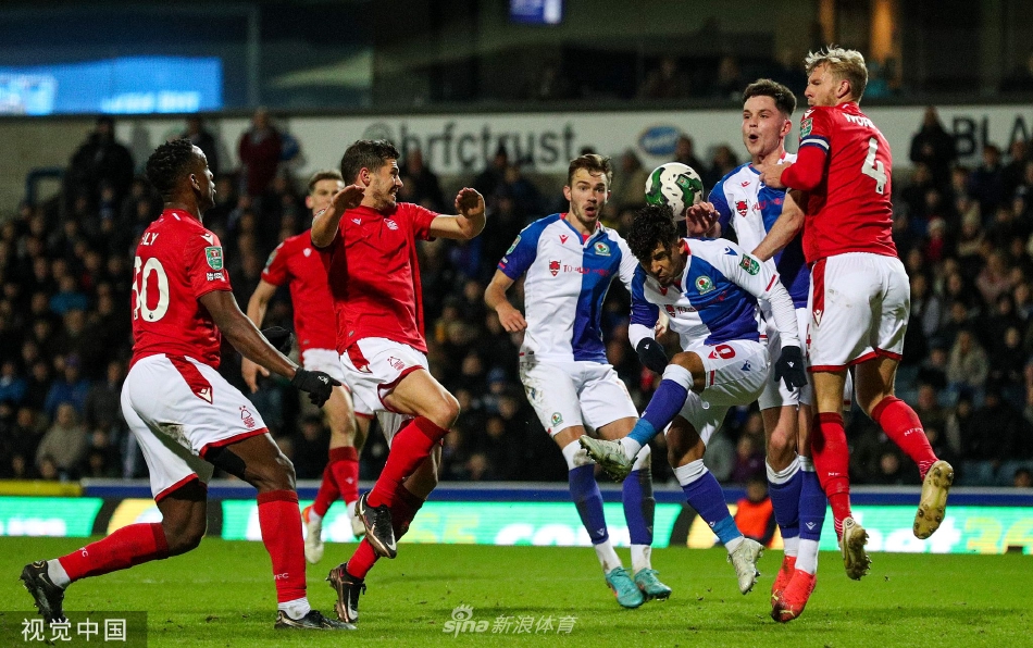 阿沃尼伊打入第三球后与助攻的林加德紧紧拥抱庆祝，背景里布莱克本球员神情落寞。