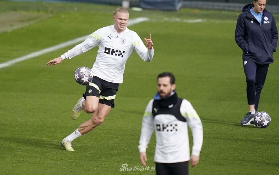 伯纳多·席尔瓦敏捷地盘带突破，灵巧的身影在训练桩之间穿梭如舞步，展现了其独有的节奏感与球场创造力。