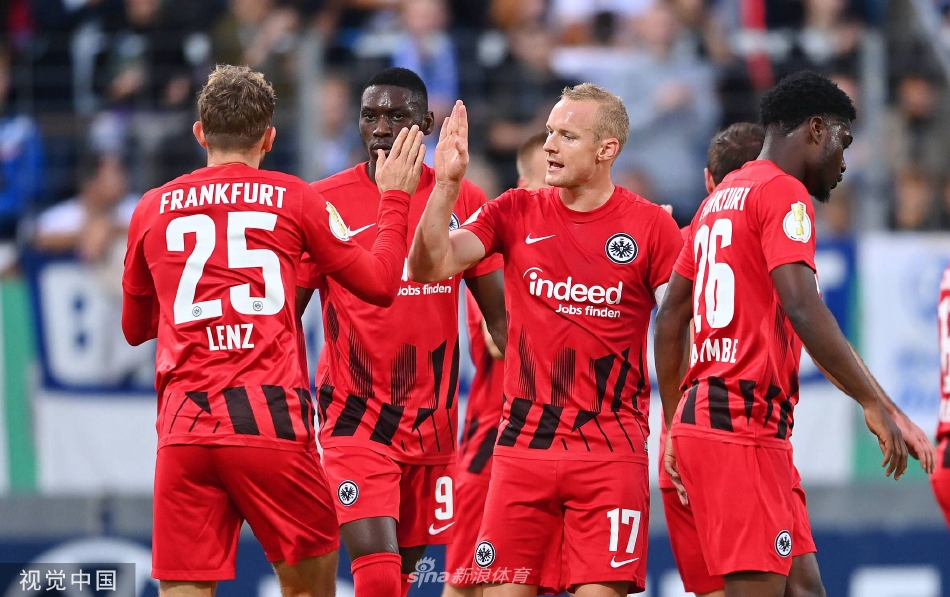 夜幕下的足球圣殿，球场灯光如星辰般璀璨，双方球员在明亮的绿茵场上蓄势待发，大战一触即发。