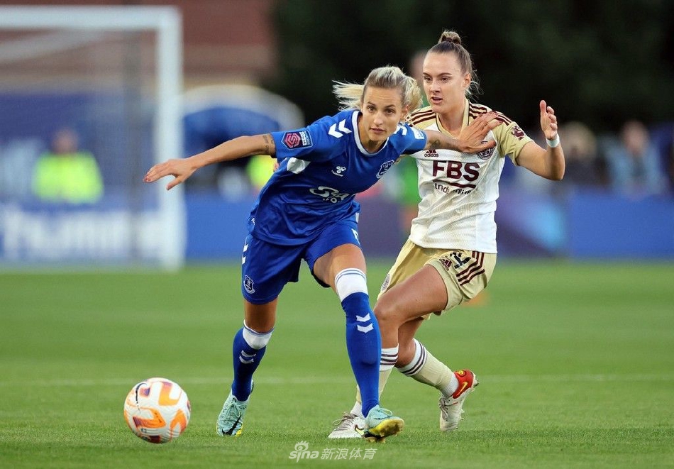 埃弗顿队长与队友在中场积极拼抢，与莱斯特城球员身体对抗激烈，展现出女足英超比赛的高强度与竞技性。