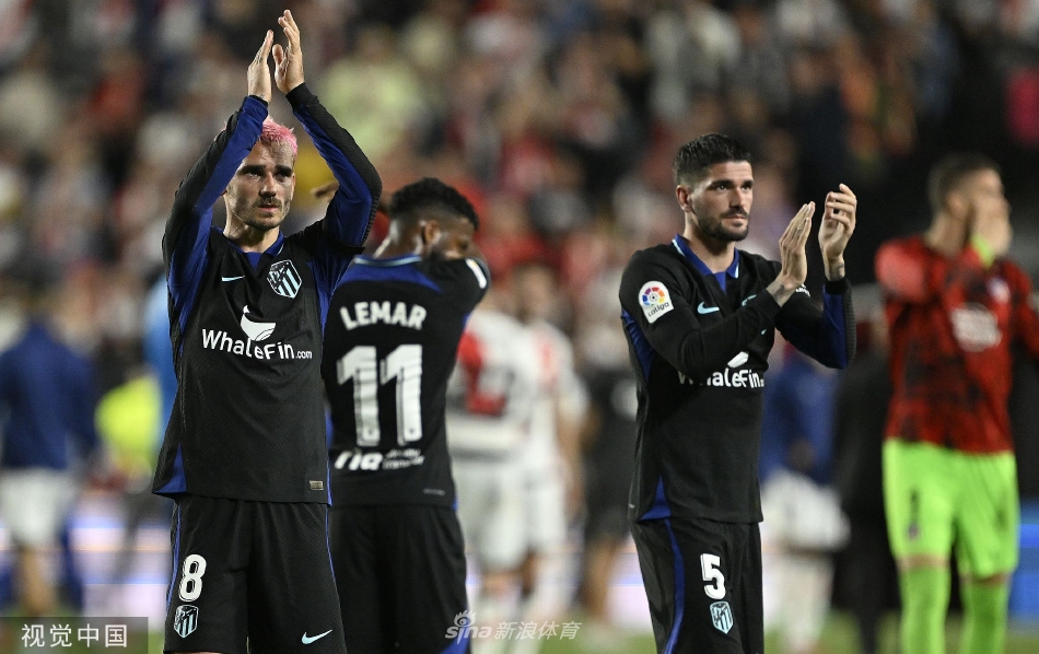 奥布拉克飞身扑救：面对对手的劲射，他反应神速，舒展身体侧扑，单掌将球托出横梁，力保球门不失。