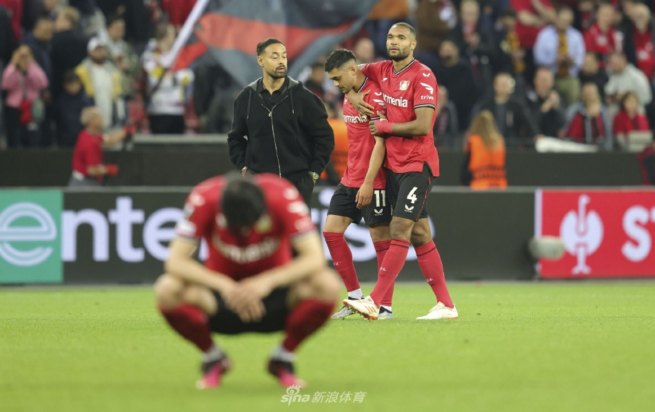 罗马后卫曼奇尼高高跃起，力压勒沃库森进攻球员，以一记精准的头球解围，将危险传中球顶出禁区之外。