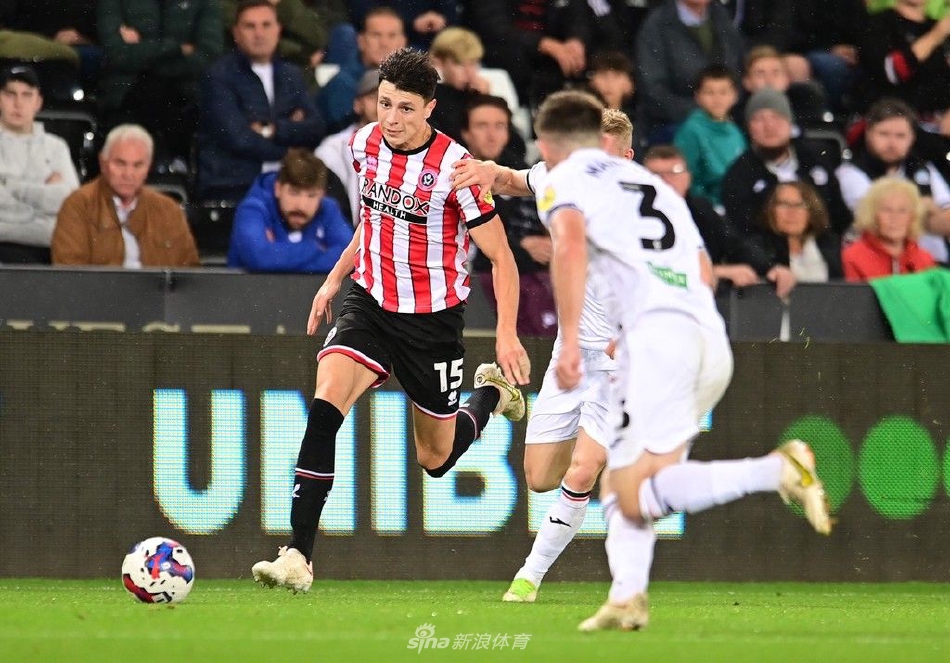 斯旺西门将飞身扑救后倒在地上，眼神紧盯着不远处的皮球，紧张的气氛仿佛在画面中凝固。