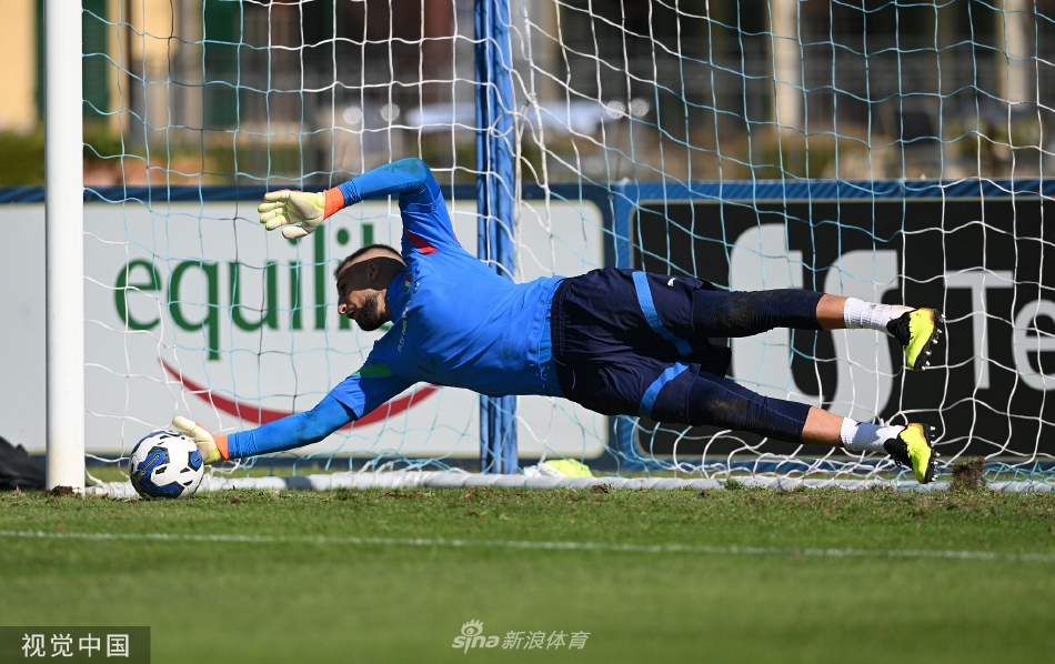 意大利队员进行高强度分组对抗，身着蓝色训练服的球员正全神贯注拦截对手的脚下球。