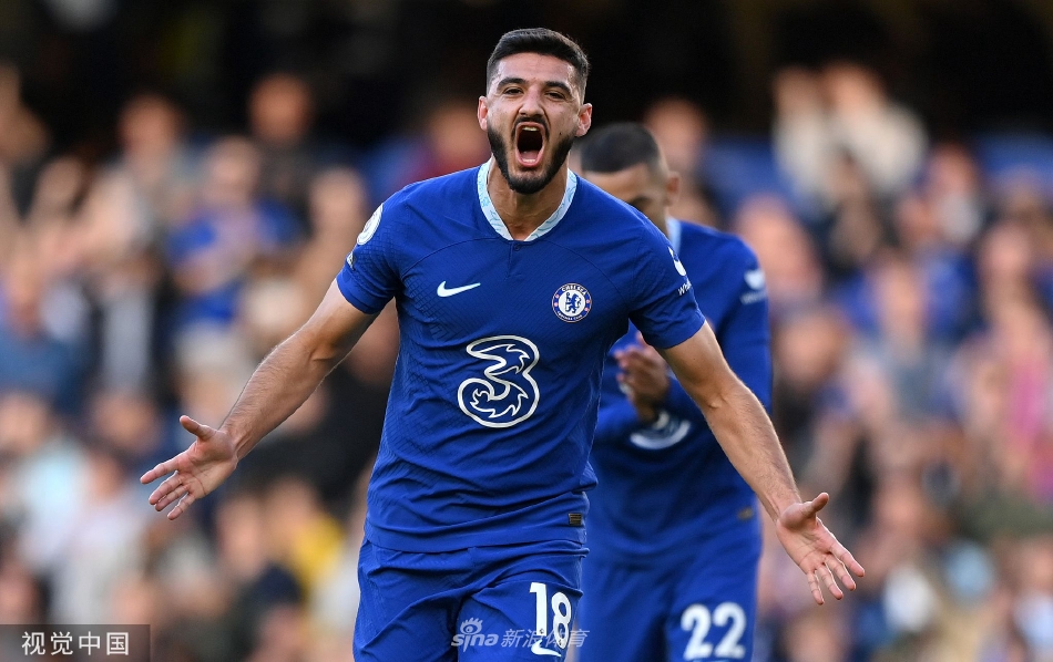 斯坦福桥球场灯火通明，蓝色看台人声鼎沸，一场英超对决即将打响。