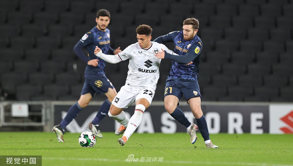 双方球员在赛后相互致意，交换球衣，体现了足球场上的竞争与尊重并存的精神