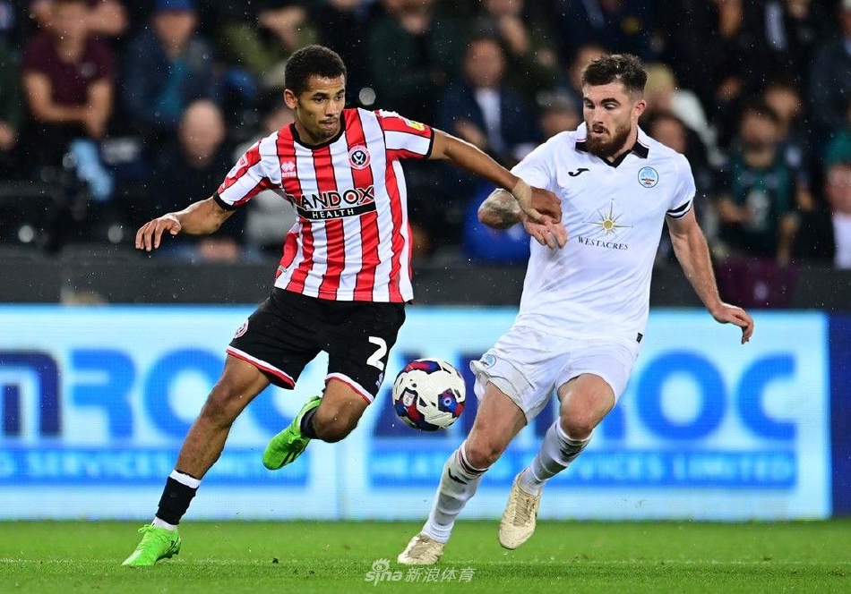 比赛结束后，谢联球员向远道而来的客队球迷看台鼓掌致谢，而主队球员则黯然离场，形成鲜明对比。