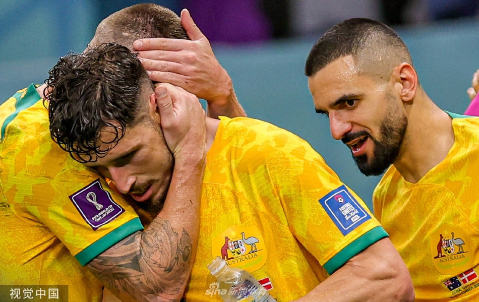 丹麦队核心克里斯蒂安·埃里克森在比赛中带球突破，眉头紧锁，神情专注，试图用传球撕开澳大利亚严密的防线，身边是两名贴身盯防的澳大利亚球员。