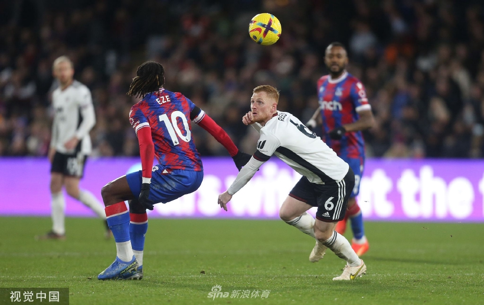 夜幕下的塞尔赫斯特公园球场全景，灯光如昼，看台上座无虚席，洋溢着热烈而紧张的比赛氛围。