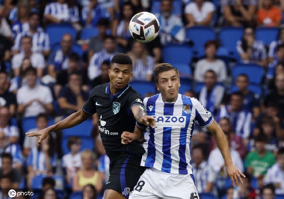 终场哨响，双方球员神情各异，一场激战过后，平局的结果让两队都心有不甘。