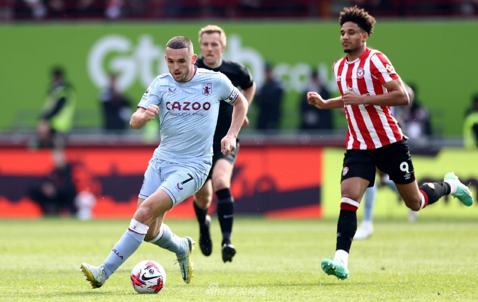 维拉门将马丁内斯飞身扑救，单掌将对手势在必得的射门托出横梁