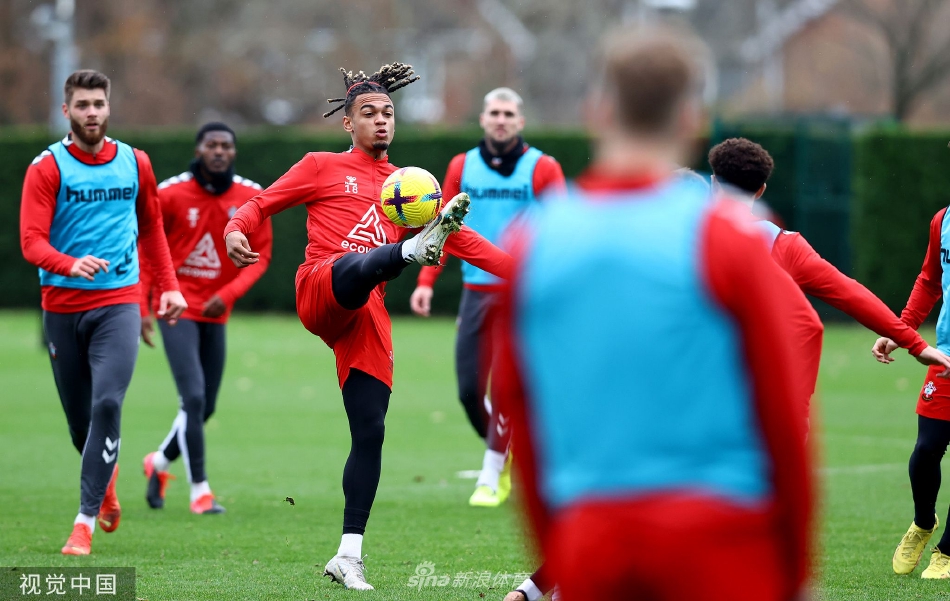 训练结束后，球员们进行放松拉伸，气氛轻松，笑容重新回到了大家的脸上