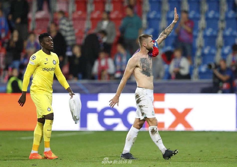 国际米兰前锋在对方后卫贴身防守下冷静起脚射门，皮球如出膛炮弹直飞球门死角