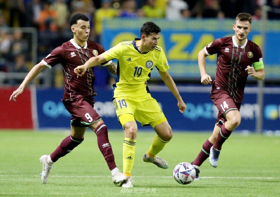 白俄罗斯球员主罚任意球瞬间，人墙严阵以待，他专注的目光凝视着球门左上角，试图用一脚弧线挽救球队于危难之际。