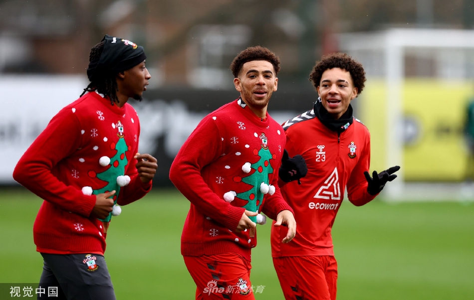 全队围成一圈进行战术会议，主教练在中心详细部署明日比赛的攻防策略