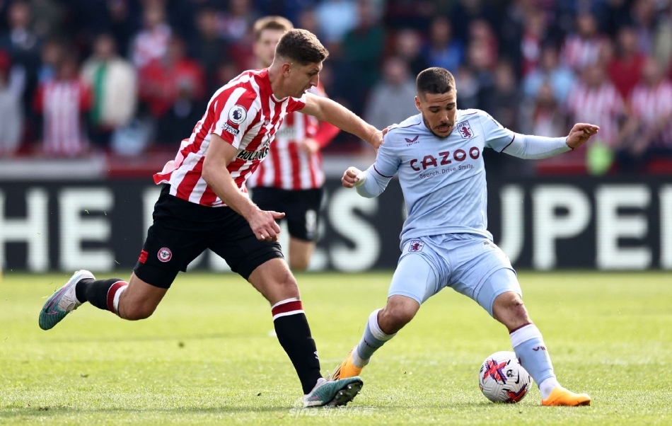 布伦特福德球员与阿斯顿维拉球员在中场展开激烈拼抢，草屑飞溅