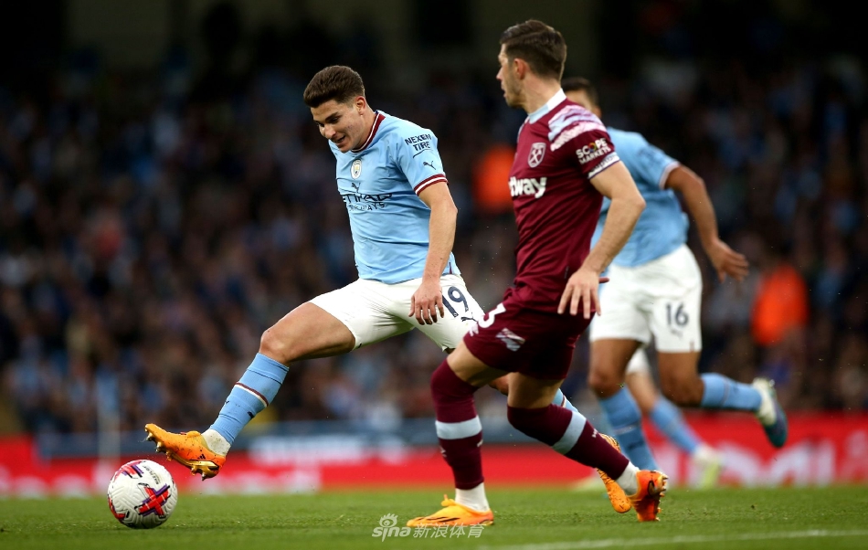 哈兰德与格拉利什击掌相庆，二人默契连线造就历史性进球