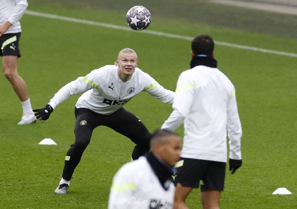 贝尔纳多·席尔瓦与队友进行敏捷性带球训练，皮球如同粘在脚下，在标志杆间轻盈穿梭，尽显其精灵般的脚下技术与平衡感。