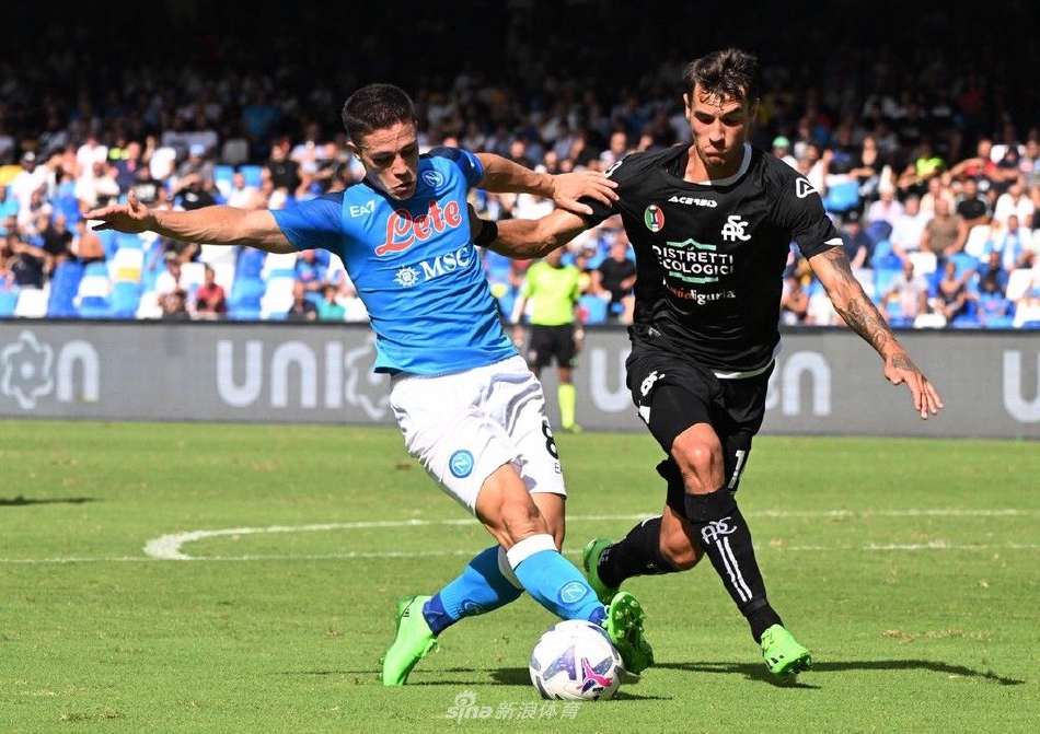 克瓦拉茨赫利亚轻巧拨球变向，如蝴蝶穿花般瞬间摆脱两名防守球员的夹击，引来看台一片惊呼