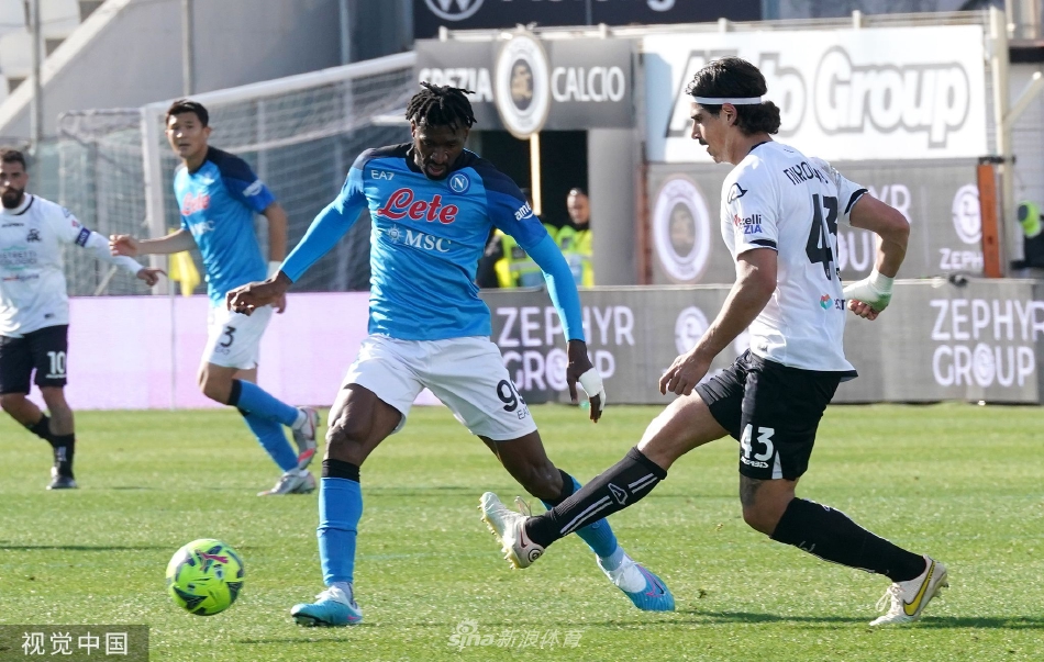 那不勒斯后卫金玟哉在防守中稳健地卡住身位，保护球门安全