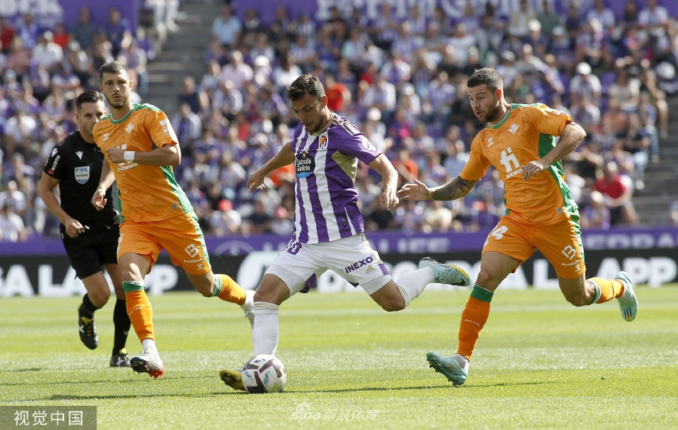 门神救险：贝蒂斯门将鲁伊·席尔瓦飞身跃起，单掌将巴拉多利德球员一记势在必进的射门托出横梁，力保球门不失。