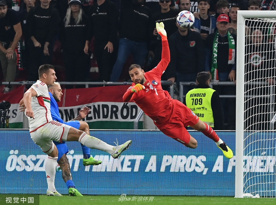 进球功臣迪马尔科张开双臂在球场边线激情滑跪庆祝