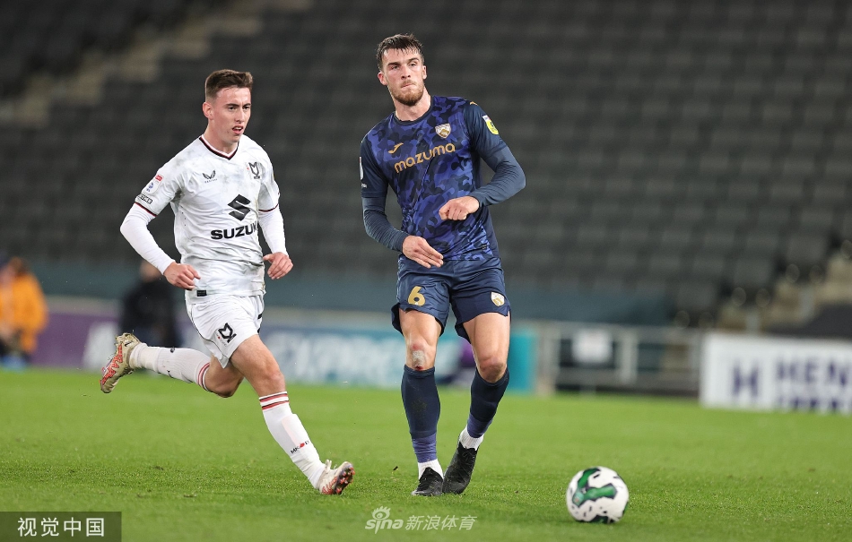 比赛结束后，米尔顿凯恩斯球员们围成一圈相互击掌鼓励，脸上洋溢着胜利的喜悦