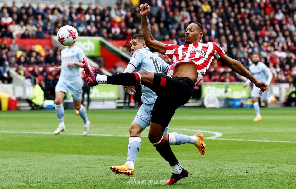 布伦特福德前锋伊万·托尼在维拉后卫紧逼下冷静控球，寻找进攻机会