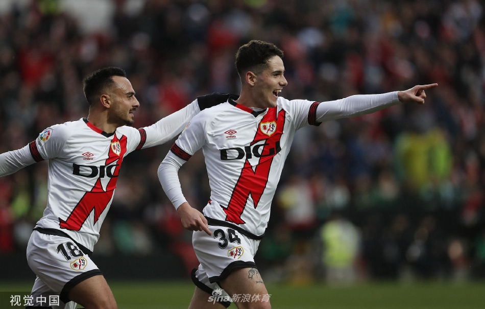 裁判向一名球员出示黄牌，双方球员聚集在一起讨论判罚，气氛紧张