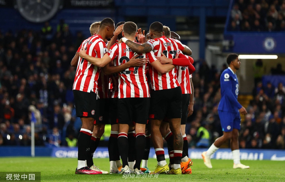 布伦特福德球员疯狂庆祝进球，他们围抱在一起，犹如一个紧密的蜂群，展现出强大的团队凝聚力与激情。