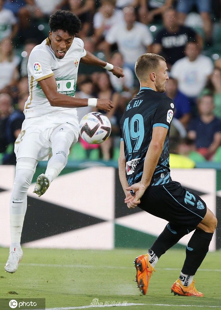 埃尔切球员科利亚多进球后张开双臂奔向角旗区疯狂庆祝，队友从后方激动地追赶上来一同分享喜悦