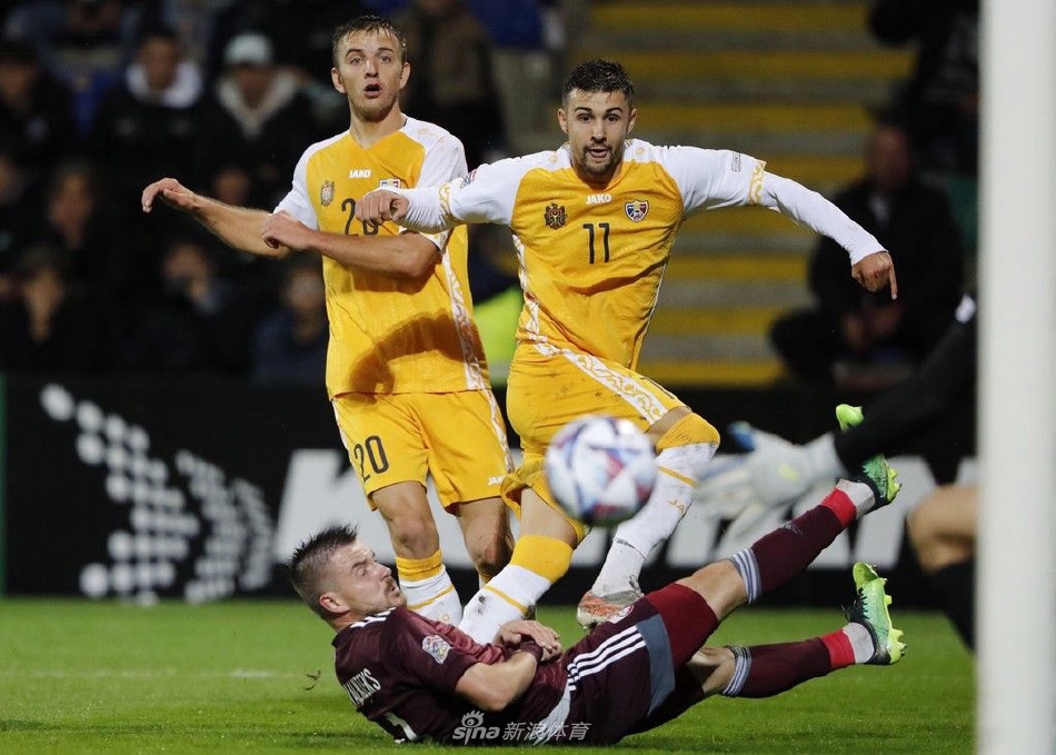 终场后，拉脱维亚球员黯然离场，而摩尔多瓦队员则围成一圈，向远道而来的球迷致以感谢。