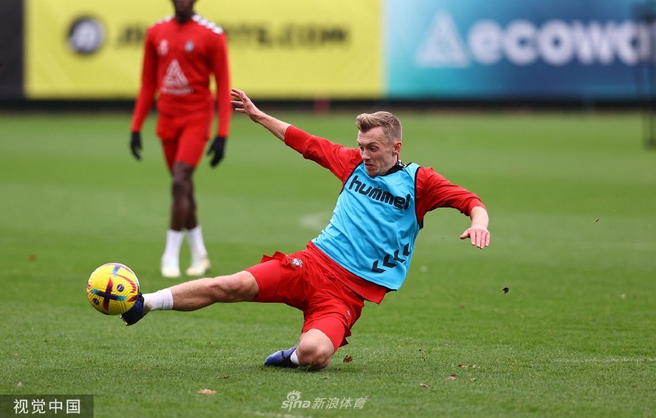 南安普敦前锋在训练中高速带球突破，展现出极佳的身体状态和强烈的进攻欲望