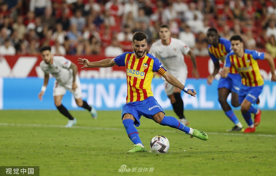 布努飞身侧扑，单掌化解瓦伦西亚球员禁区外的劲射