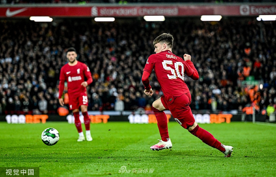 比赛结束后，利物浦球员们聚集在场地中央互相鼓舞，凯莱赫被队友们簇拥着，大家脸上洋溢着劫后余生般的笑容，共同庆祝这场来之不易的晋级。