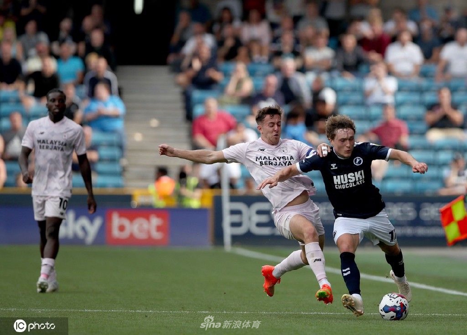 卡迪夫城门将奋力扑救，身体在空中完全舒展，指尖险些触到飞驰而来的皮球