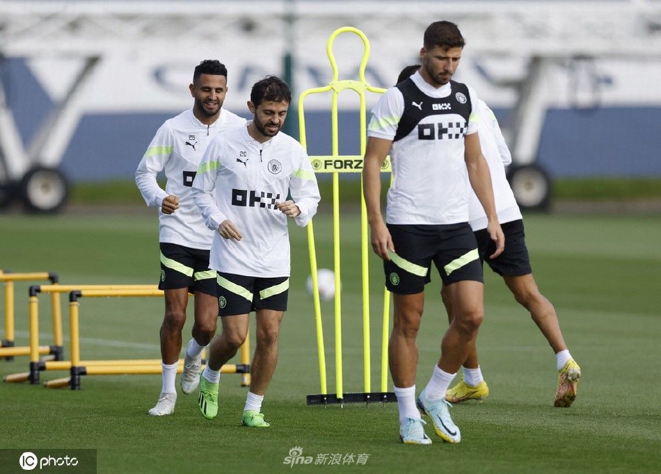 核心德布劳内与队友专注商讨战术细节，眉宇间充满对胜利的共同渴望与坚定信念