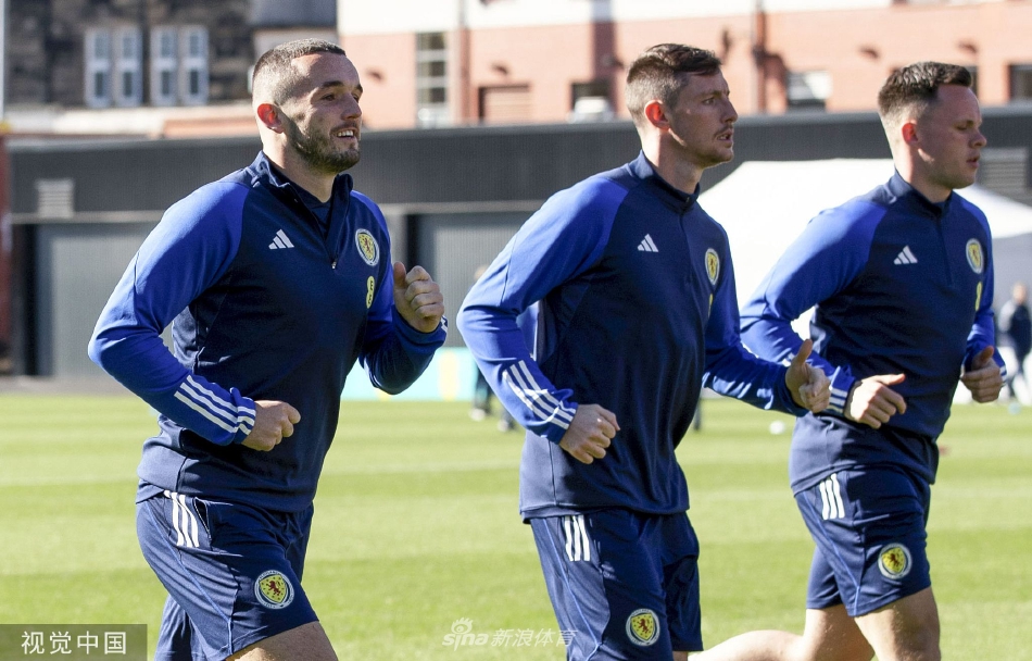 苏格兰队球员如坚固堡垒，在激烈的身体对抗中寸土不让，展现了钢铁般的防守决心