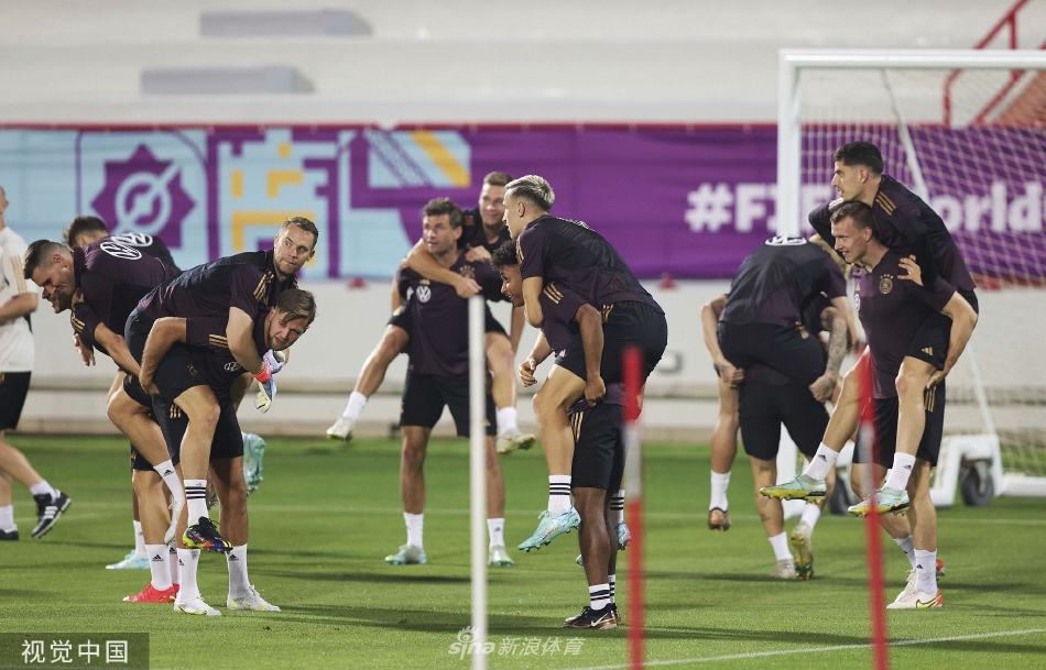 球员们在阳光下进行拉伸恢复，身影被拉长投射在草坪上，静谧的画面背后是肌肉的酸痛与大战前体能储备的最后调整。